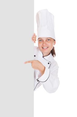 kadın Şef boş afişini gösteriyor