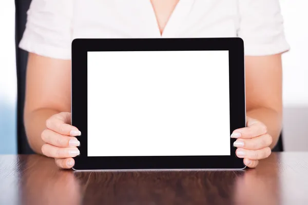 Junge Frau mit digitalem Tablet — Stockfoto