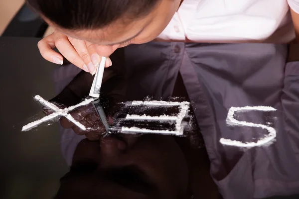 Mujer oliendo drogas — Foto de Stock