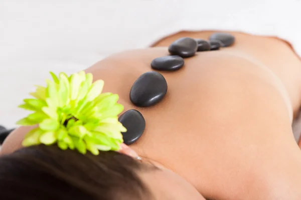 Vrouw krijgen lastone massage — Stockfoto