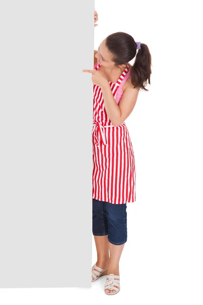 Female waitress pointing at placard — Stock Photo, Image