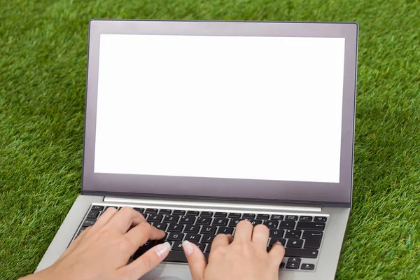 Mão feminina usando laptop — Fotografia de Stock