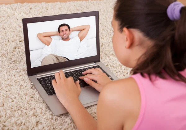 Mujer teniendo un video chat — Foto de Stock