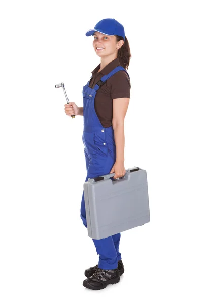 Female technician holding toolkit — Stock Photo, Image