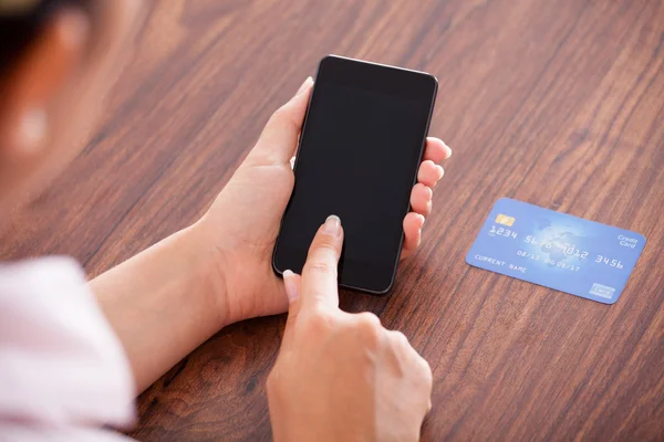 Donna d'affari che effettua il pagamento sul telefono cellulare — Foto Stock