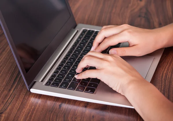 Close-up de mão usando laptop — Fotografia de Stock