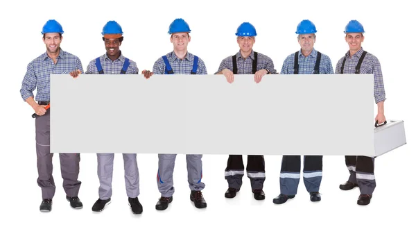 Gruppe von Arbeitern mit Plakat — Stockfoto