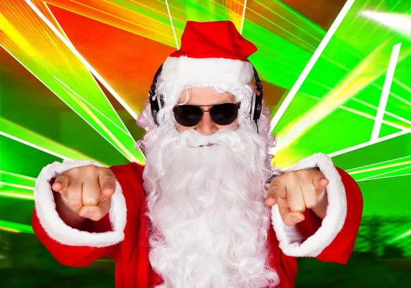 Retrato de un Papá Noel escuchando música — Foto de Stock