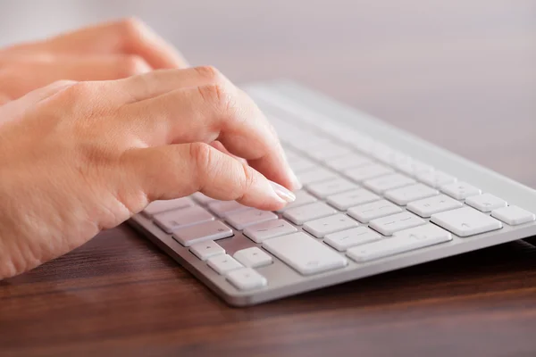 Weibliche Handeingabe auf der Tastatur — Stockfoto