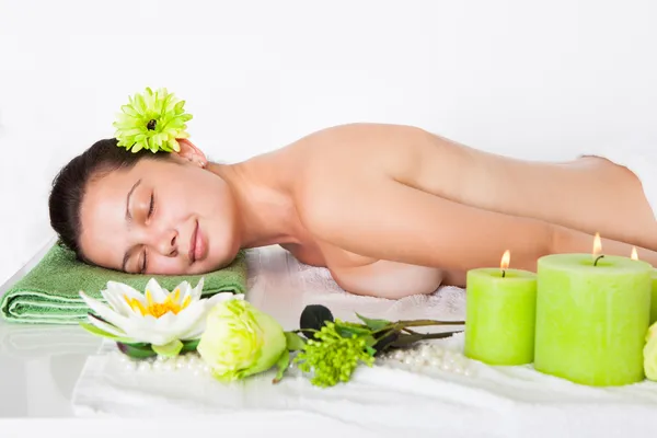 Jonge vrouw in een spa — Stockfoto