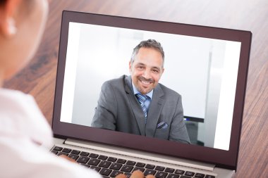 kadın katılıyor video konferans