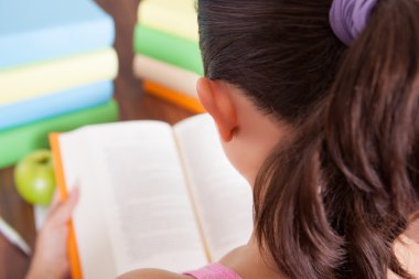 Öğrenci kitap okuyor.