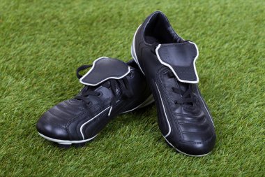 çim sahada futbol ayakkabıları