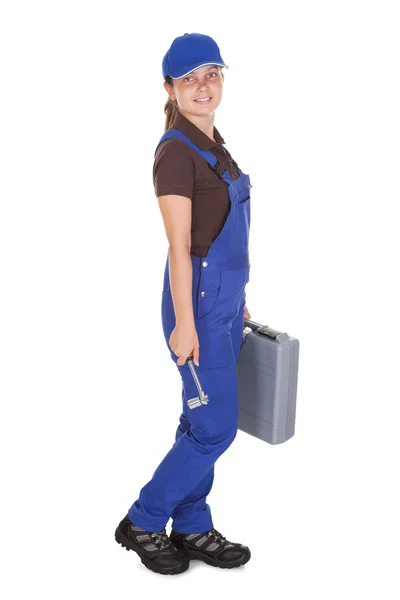 Técnico feminino segurando kit de ferramentas — Fotografia de Stock