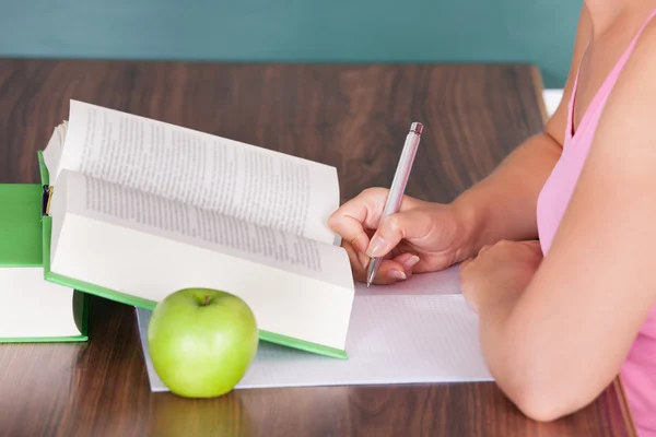 Mujer joven estudiando — Foto de Stock