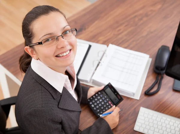 Feliz joven mujer calculando las finanzas —  Fotos de Stock
