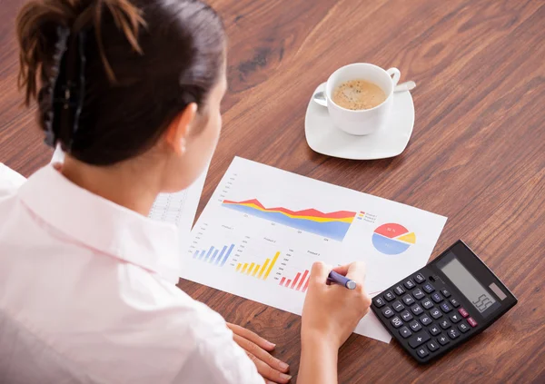 Vrouw analyseren van de financiële gegevens — Stockfoto