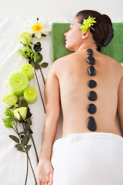 Femme obtention lastone massage — Photo