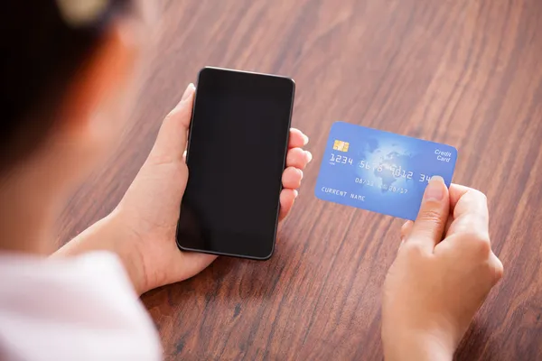 Empresária Fazendo Pagamento no Celular — Fotografia de Stock