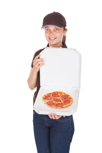 Entrega mulher segurando pizza — Fotografia de Stock