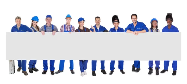 Groep van mensen uit het bedrijfsleven met een lege banner — Stockfoto