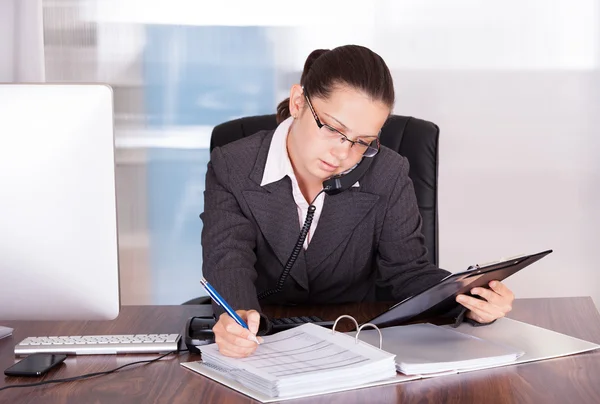 Affärskvinna som pratar i telefon — Stockfoto