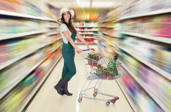 Mujer sosteniendo carrito de compras — Foto de Stock