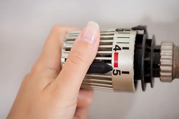 Mujer ajustando el termostato —  Fotos de Stock