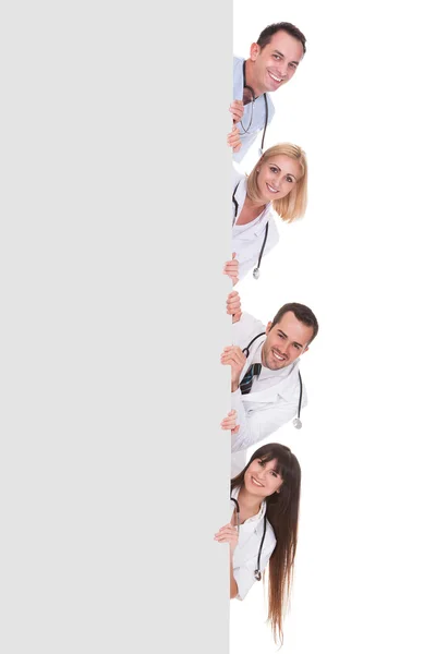 Группа врачей, держащих плакаты — стоковое фото