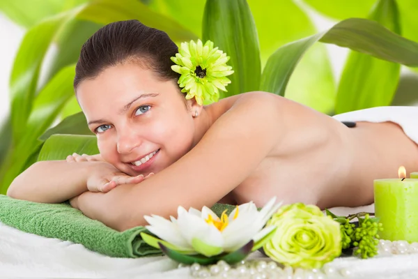 Mujer joven en un spa — Foto de Stock