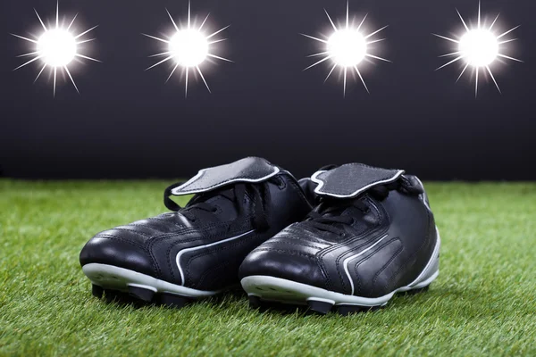 Buty piłkarskie, leżącego na zielonej murawie — Zdjęcie stockowe