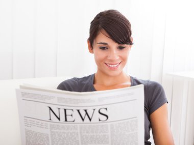 Gazete okuyan kadın