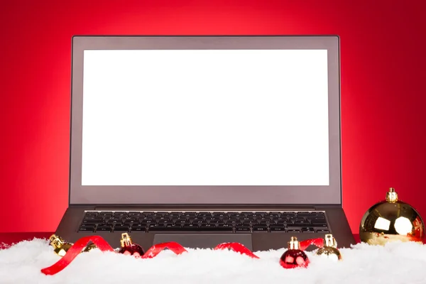 Laptop vuoto con balle di Natale — Foto Stock