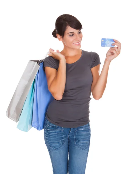 Kadın alışveriş çantası ve kart ile — Stok fotoğraf
