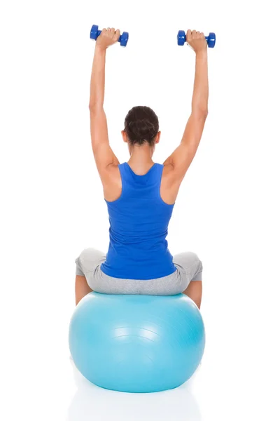 Mujer haciendo ejercicio con pelota de fitness — Foto de Stock