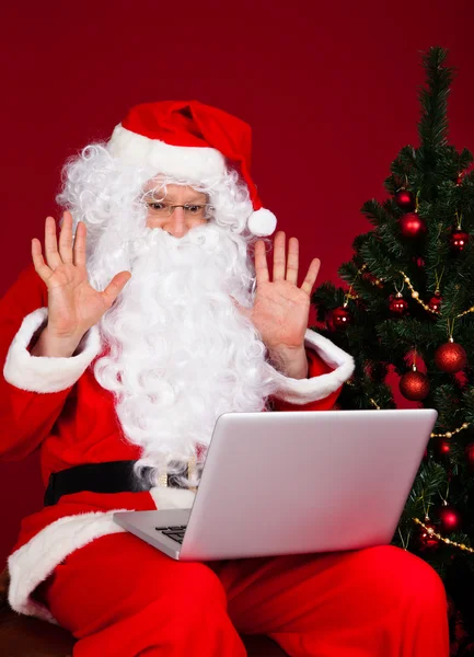 Portret van santa kijken naar laptop — Stockfoto