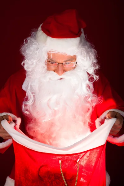 Retrato de santa mirando en saco — Foto de Stock