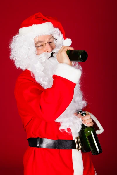 Weihnachtsmann trinkt Bier — Stockfoto