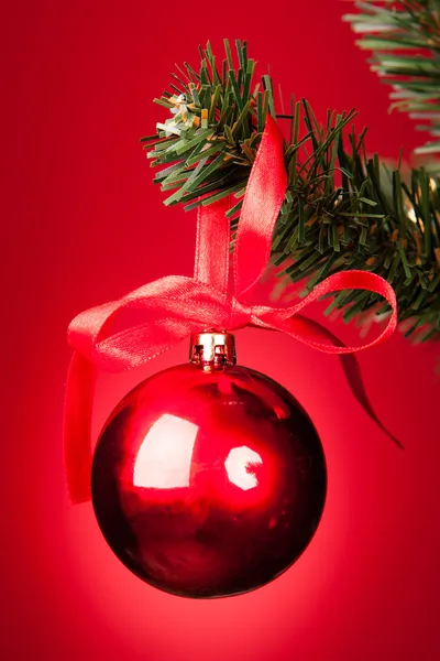 圣诞树上的红色摆设 — 图库照片