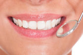 Lächelnde Frau mit perfekt weißen Zähnen