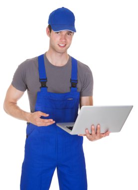 mekanik holding laptop