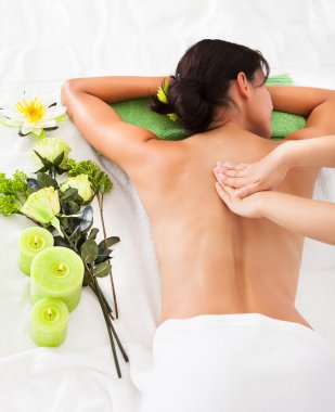 spa Salon adlı genç bir kadın