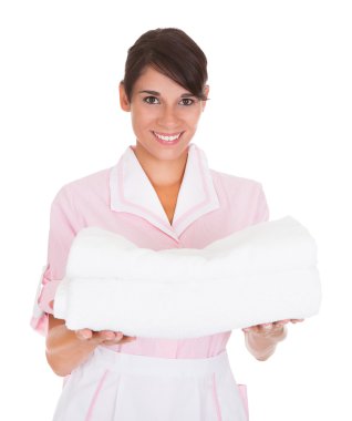 havlu ile genç kadın hizmetçi