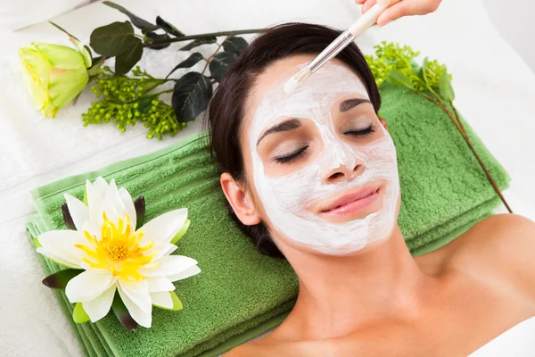 Bella donna con maschera facciale a spa — Foto Stock