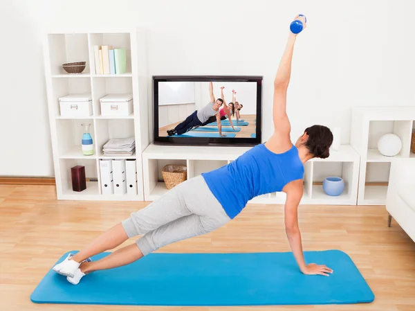 Mujer joven haciendo ejercicio — Foto de Stock