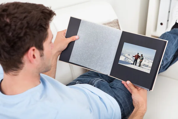 Man op zoek naar fotoalbum — Stockfoto