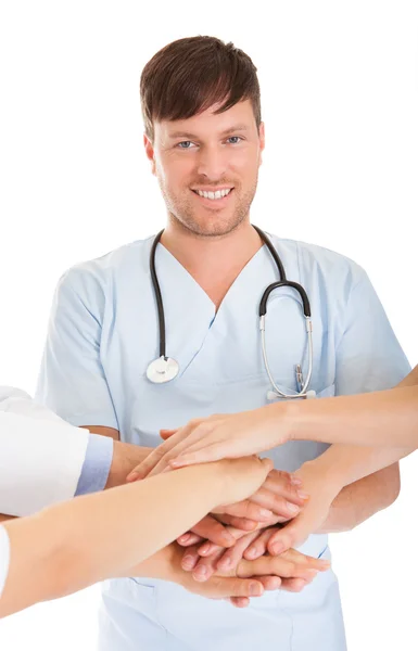 Läkare stapling händer — Stockfoto