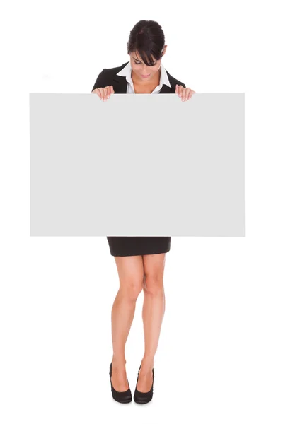 Junge Geschäftsfrau mit Plakat — Stockfoto