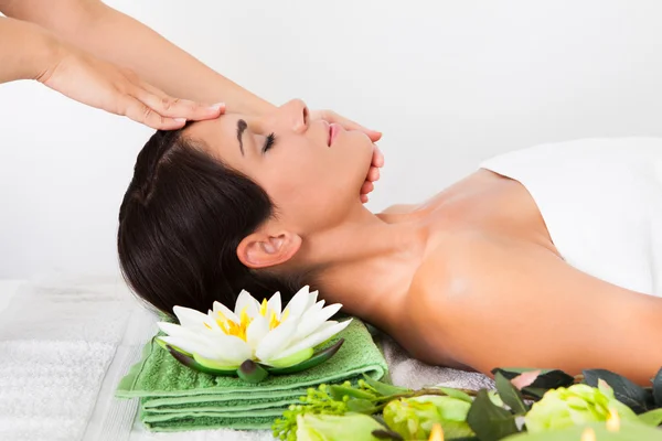 Vrouw in spa salon — Stockfoto