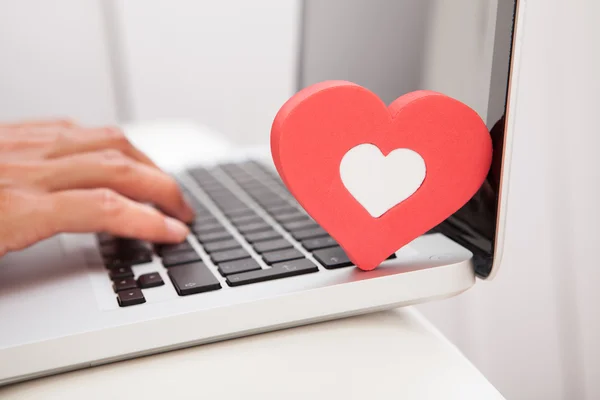 Kobieta o kształcie serca i laptopa — Zdjęcie stockowe